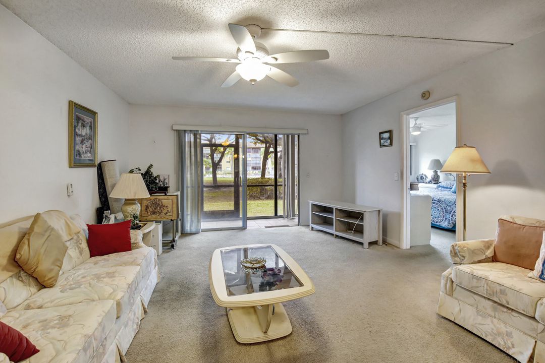 For Sale: $191,000 (1 beds, 1 baths, 960 Square Feet)