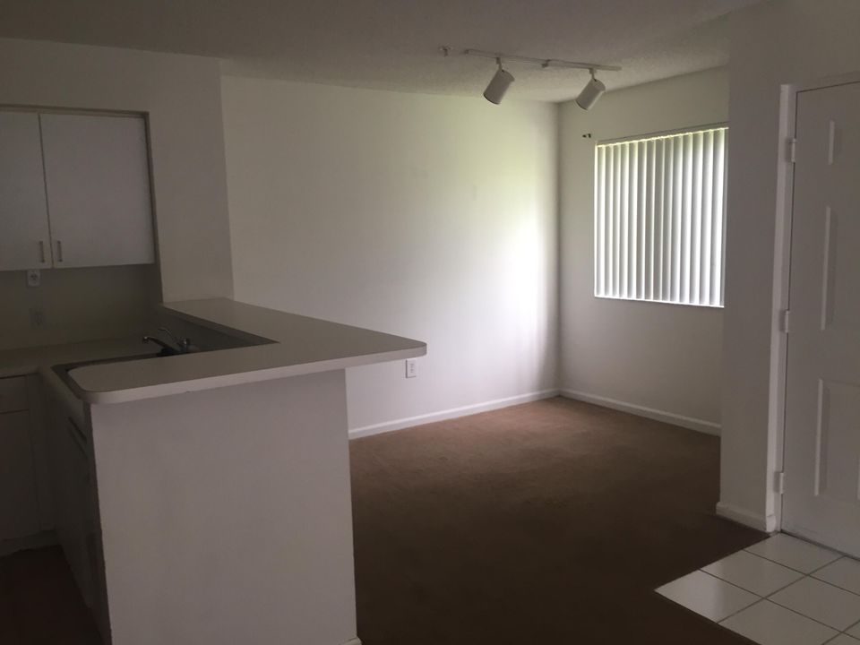 For Rent: $1,850 (1 beds, 1 baths, 702 Square Feet)