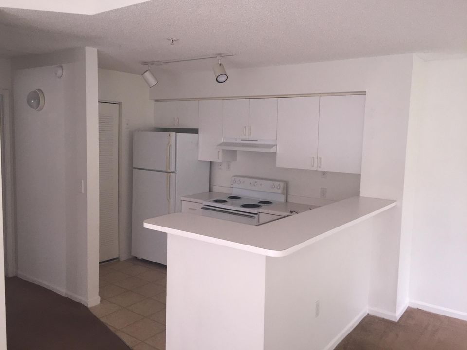 For Rent: $1,850 (1 beds, 1 baths, 702 Square Feet)