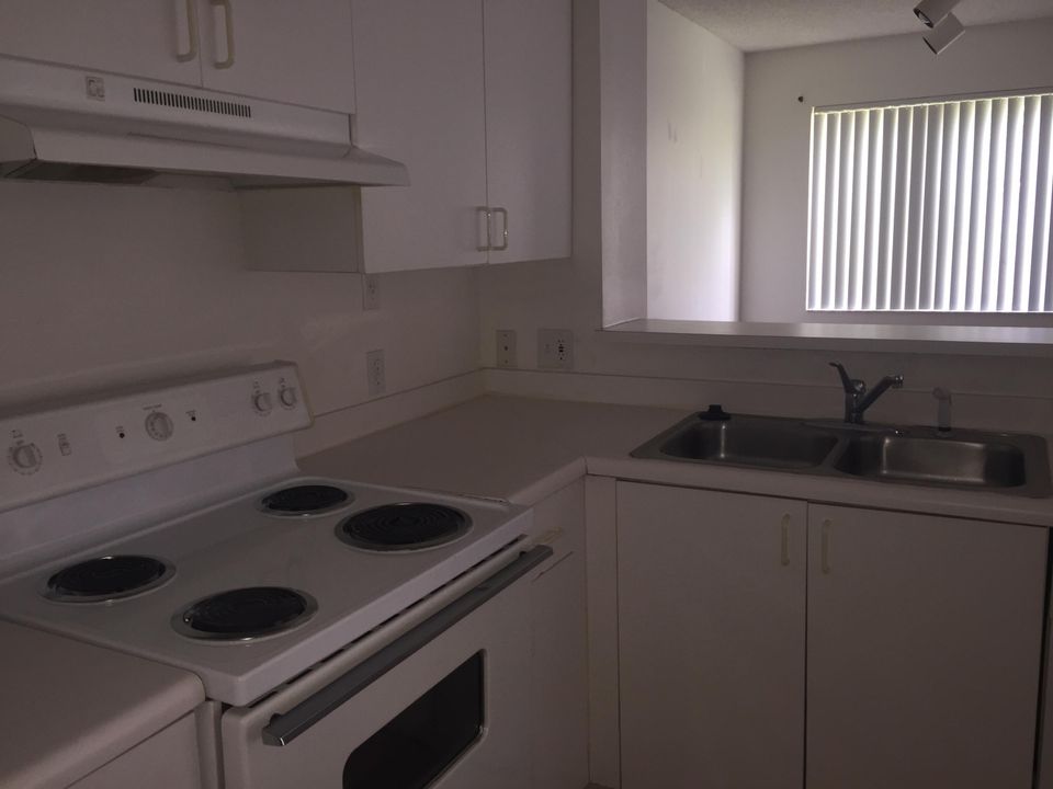 For Rent: $1,850 (1 beds, 1 baths, 702 Square Feet)