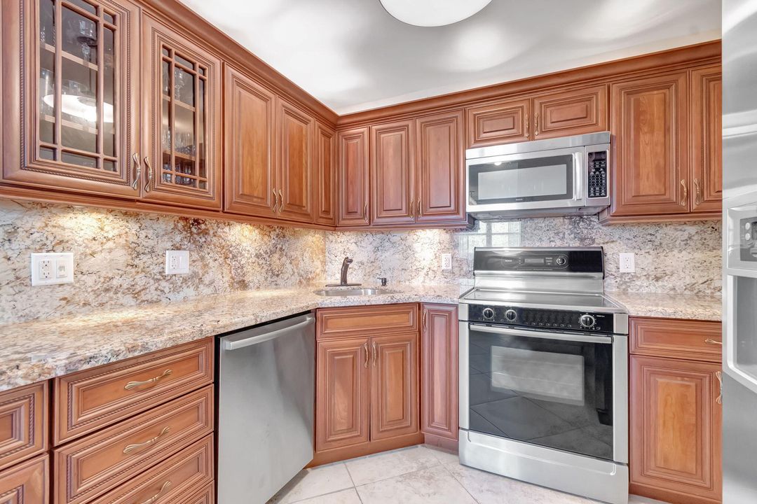 For Sale: $749,900 (2 beds, 2 baths, 1200 Square Feet)