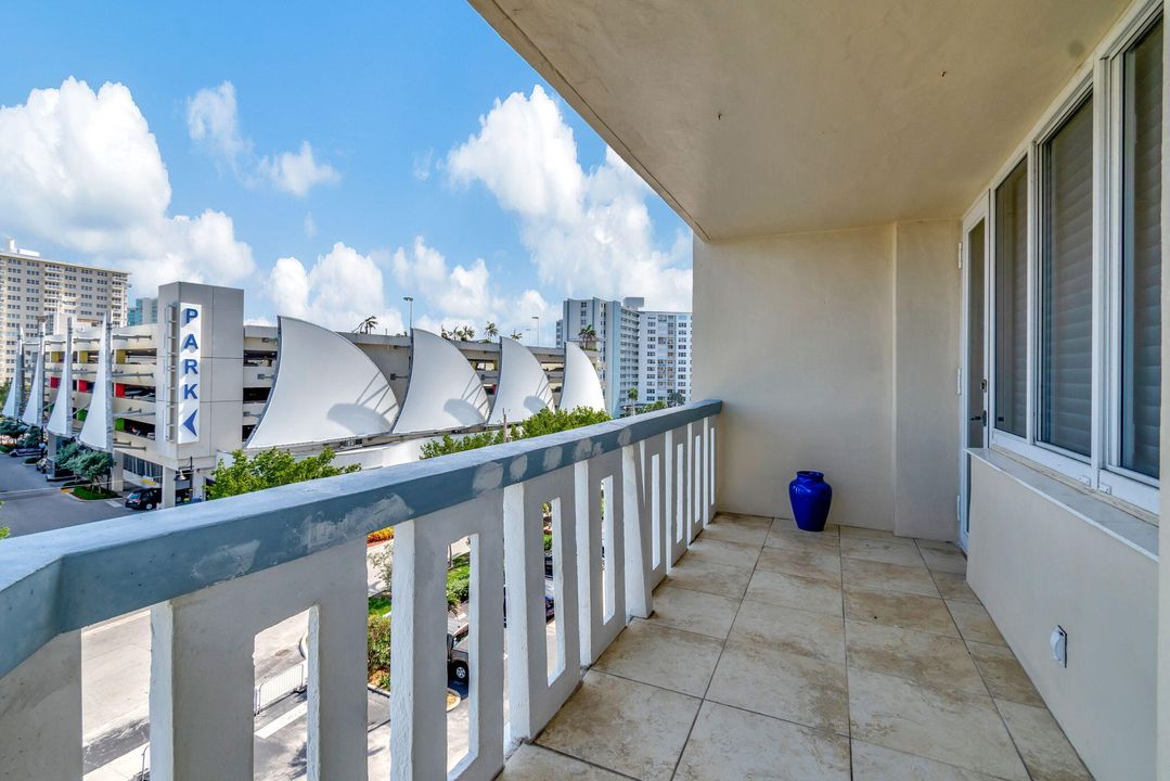 For Sale: $749,900 (2 beds, 2 baths, 1200 Square Feet)