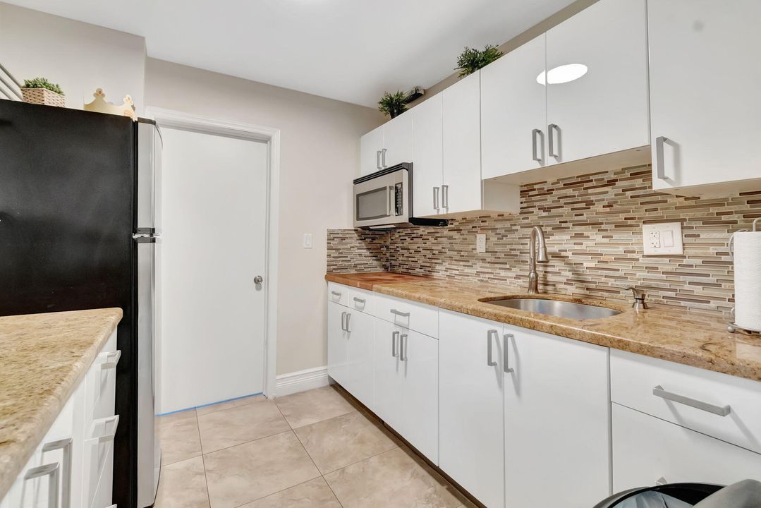 For Sale: $749,900 (2 beds, 2 baths, 1200 Square Feet)