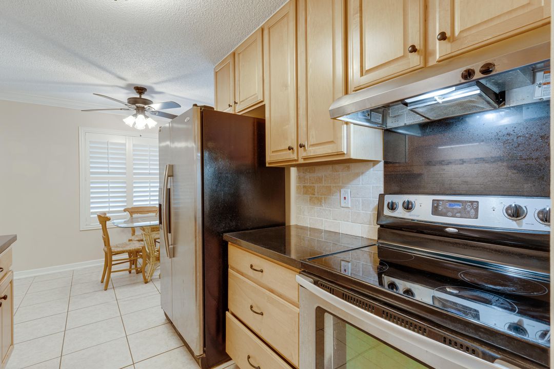 For Sale: $283,000 (2 beds, 2 baths, 1100 Square Feet)