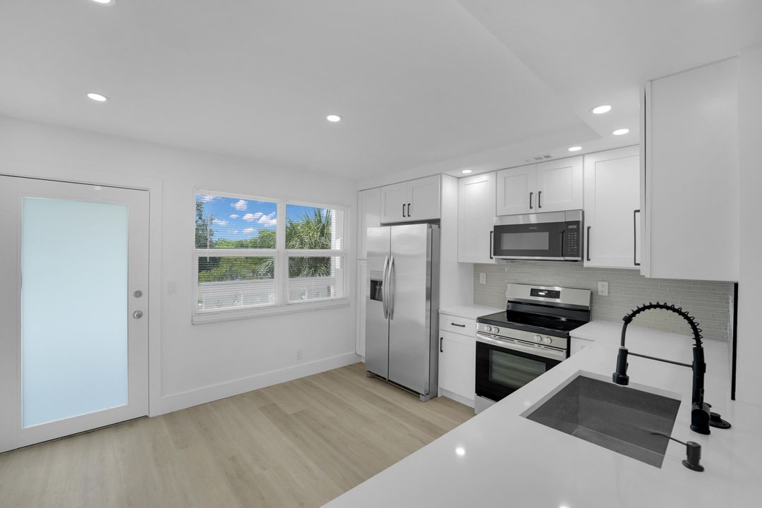 For Sale: $279,900 (2 beds, 2 baths, 1156 Square Feet)