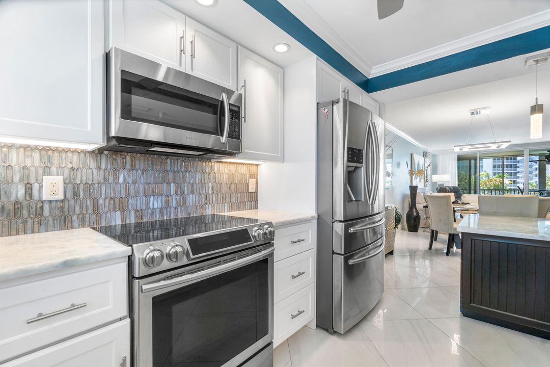 For Sale: $689,900 (2 beds, 2 baths, 1201 Square Feet)