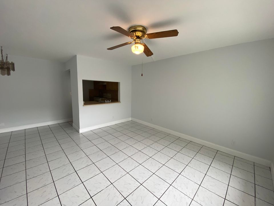 For Sale: $250,000 (2 beds, 2 baths, 760 Square Feet)