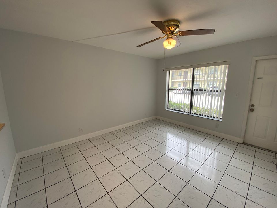 For Sale: $250,000 (2 beds, 2 baths, 760 Square Feet)