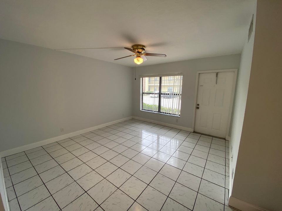 For Sale: $250,000 (2 beds, 2 baths, 760 Square Feet)