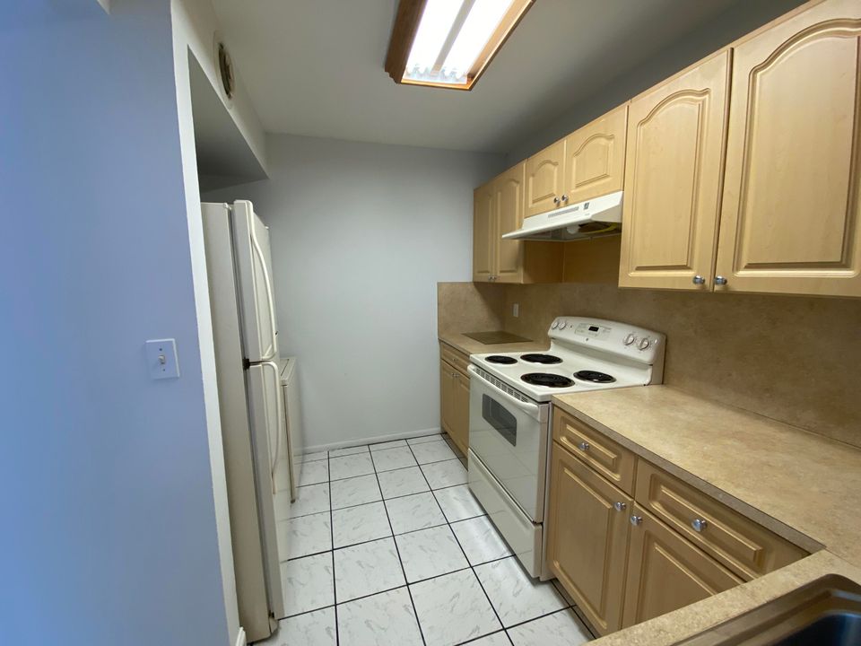 For Sale: $250,000 (2 beds, 2 baths, 760 Square Feet)