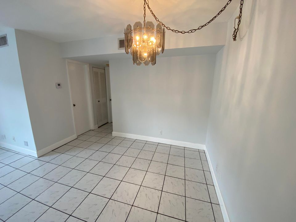 For Sale: $250,000 (2 beds, 2 baths, 760 Square Feet)