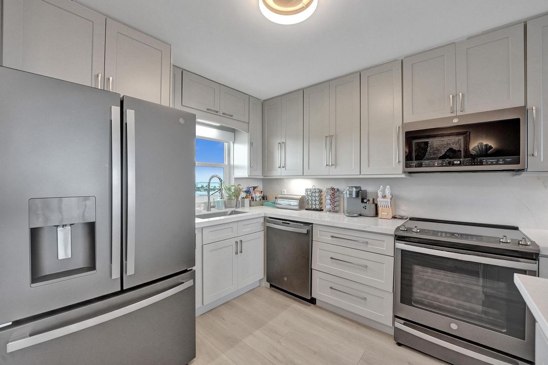 For Sale: $599,000 (2 beds, 2 baths, 950 Square Feet)