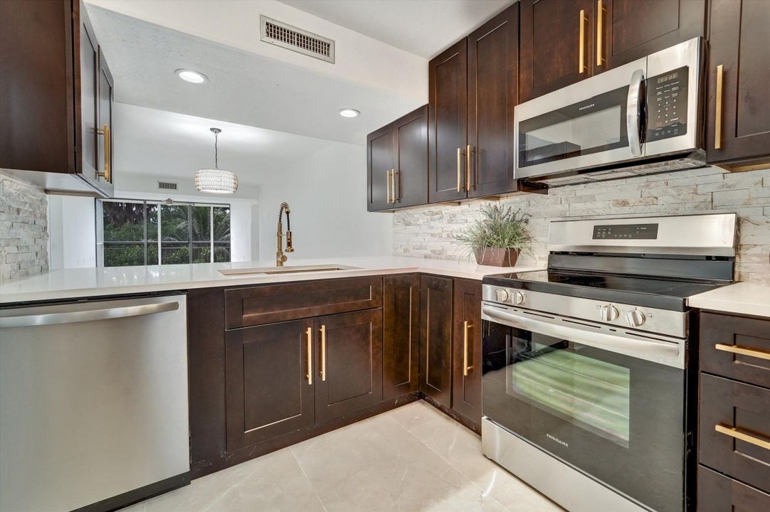 For Sale: $374,800 (2 beds, 2 baths, 1385 Square Feet)