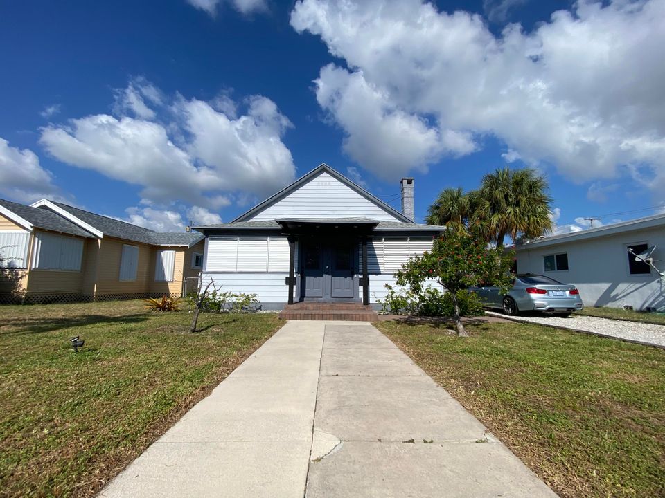 For Sale: $745,000 (3 beds, 3 baths, 1958 Square Feet)