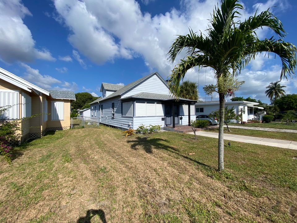 For Sale: $745,000 (3 beds, 3 baths, 1958 Square Feet)