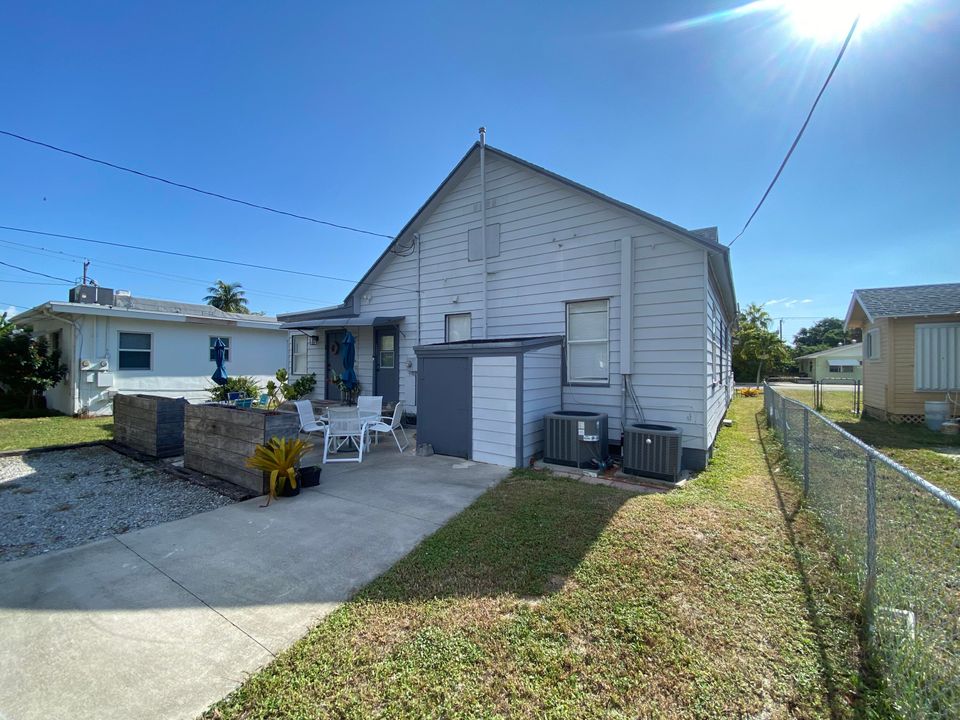 For Sale: $745,000 (3 beds, 3 baths, 1958 Square Feet)