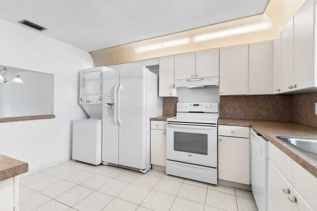 For Sale: $208,000 (2 beds, 2 baths, 1088 Square Feet)