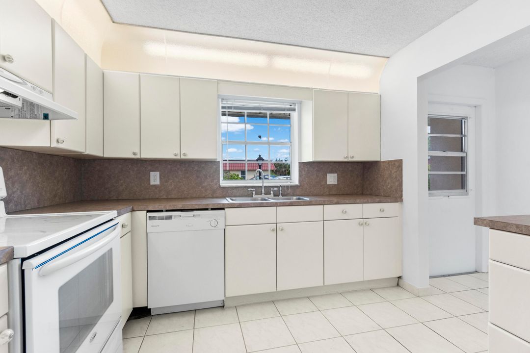 For Sale: $208,000 (2 beds, 2 baths, 1088 Square Feet)