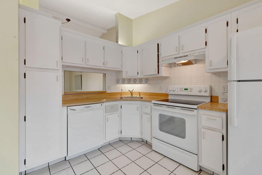 For Sale: $275,000 (2 beds, 2 baths, 1370 Square Feet)