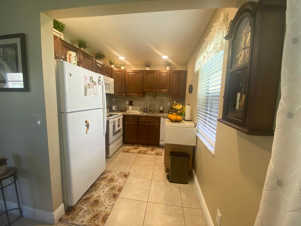 For Sale: $205,000 (2 beds, 2 baths, 902 Square Feet)