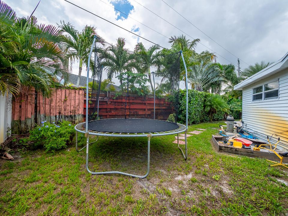 For Sale: $610,000 (3 beds, 2 baths, 1736 Square Feet)