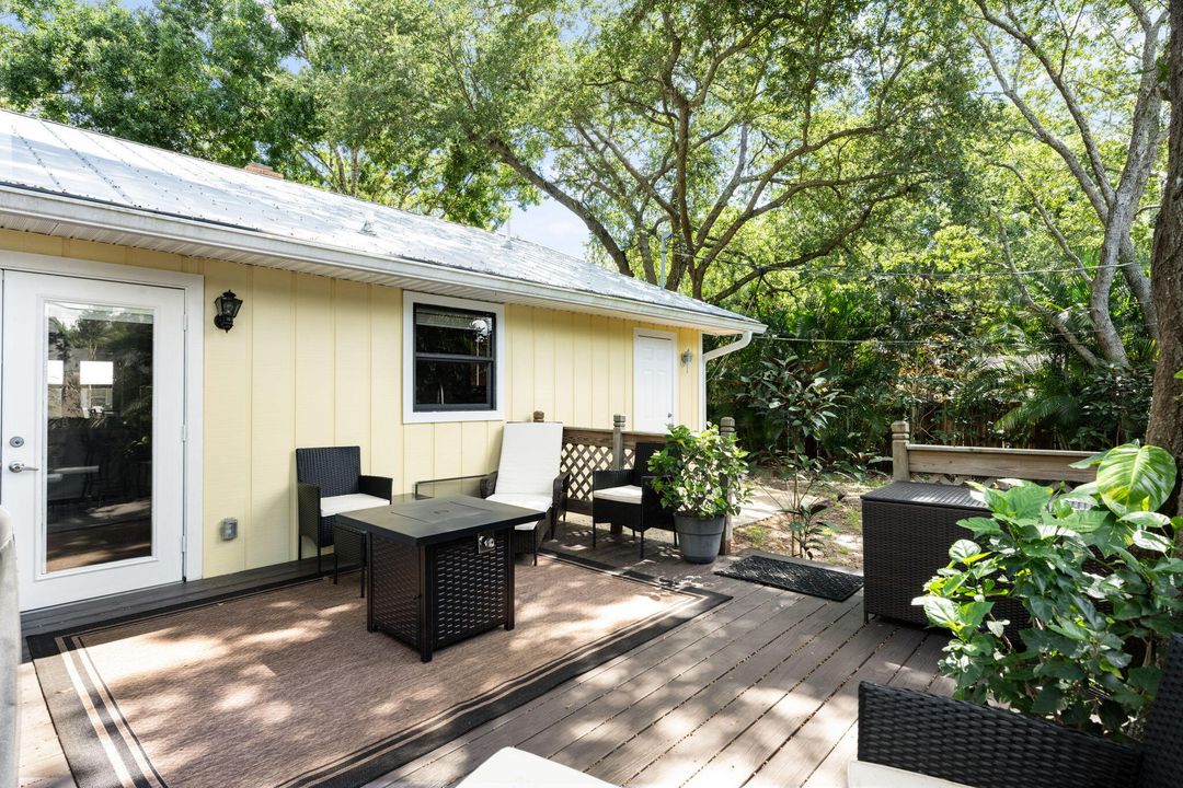 For Sale: $289,900 (2 beds, 2 baths, 1124 Square Feet)