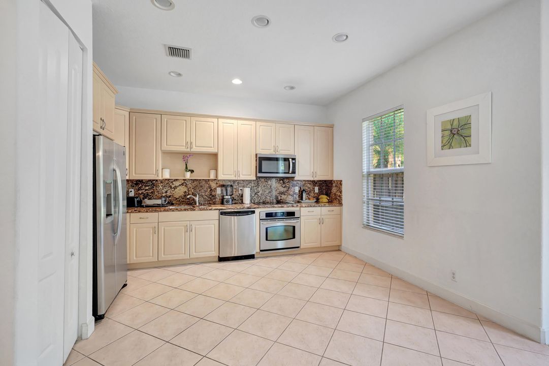 For Sale: $445,000 (3 beds, 2 baths, 1913 Square Feet)