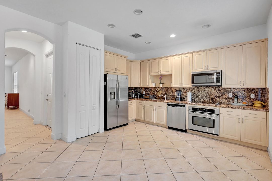 For Sale: $445,000 (3 beds, 2 baths, 1913 Square Feet)