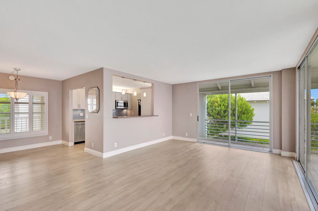 For Sale: $579,000 (2 beds, 2 baths, 1065 Square Feet)