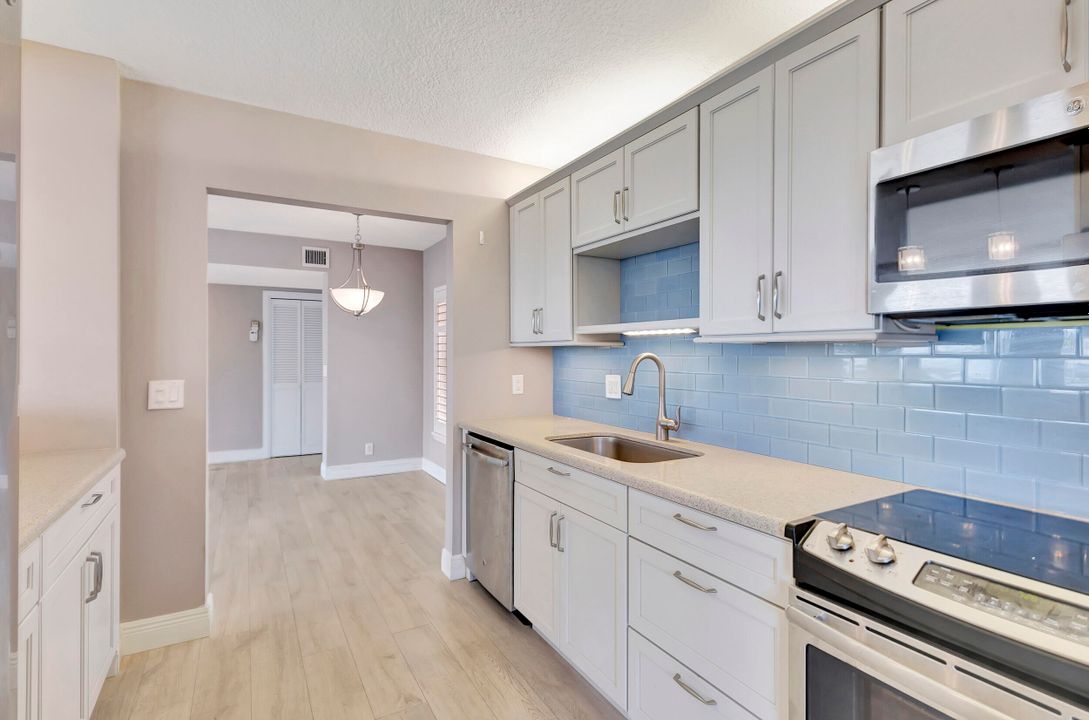 For Sale: $579,000 (2 beds, 2 baths, 1065 Square Feet)