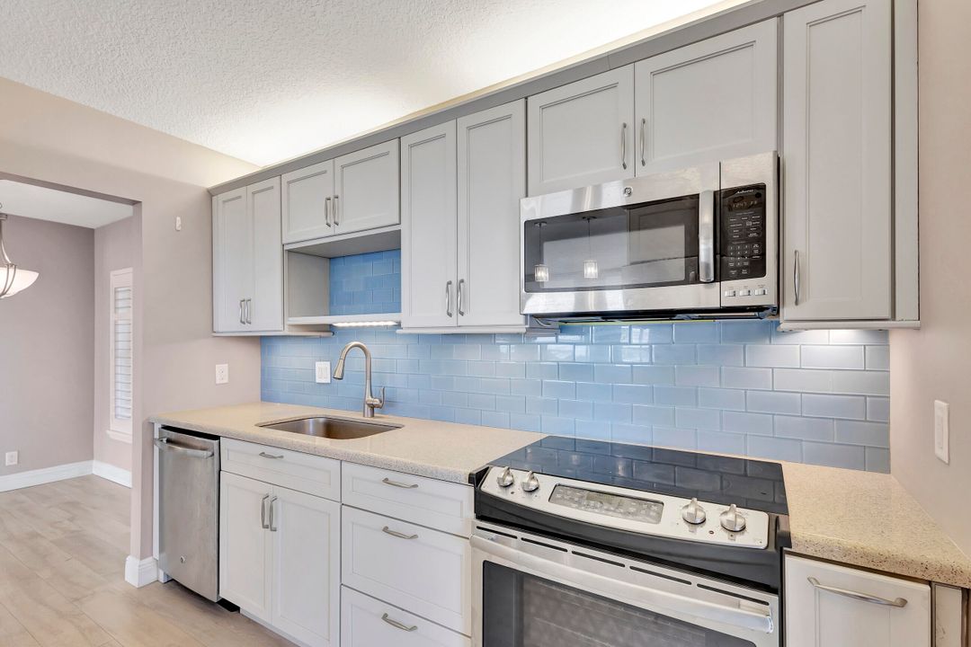 For Sale: $579,000 (2 beds, 2 baths, 1065 Square Feet)