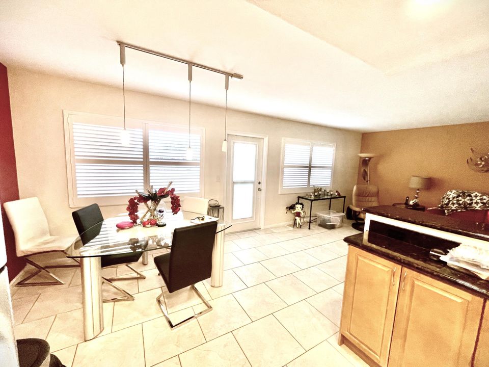 For Sale: $248,900 (2 beds, 2 baths, 1000 Square Feet)