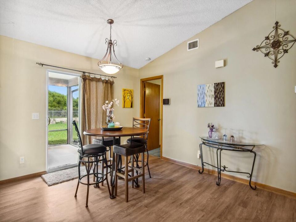 For Sale: $289,900 (3 beds, 2 baths, 1056 Square Feet)