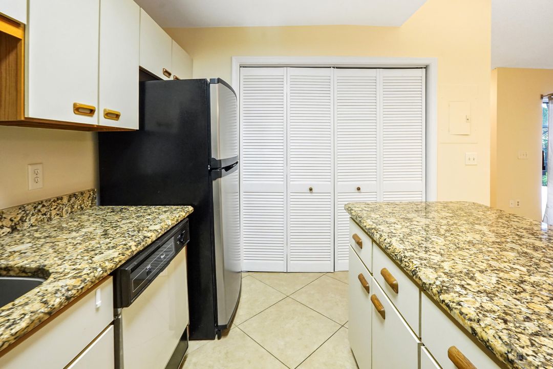 For Sale: $310,000 (2 beds, 2 baths, 1001 Square Feet)