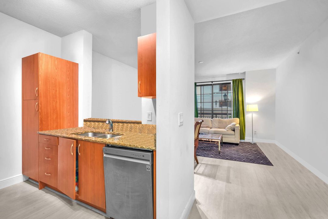 For Sale: $450,000 (1 beds, 1 baths, 672 Square Feet)