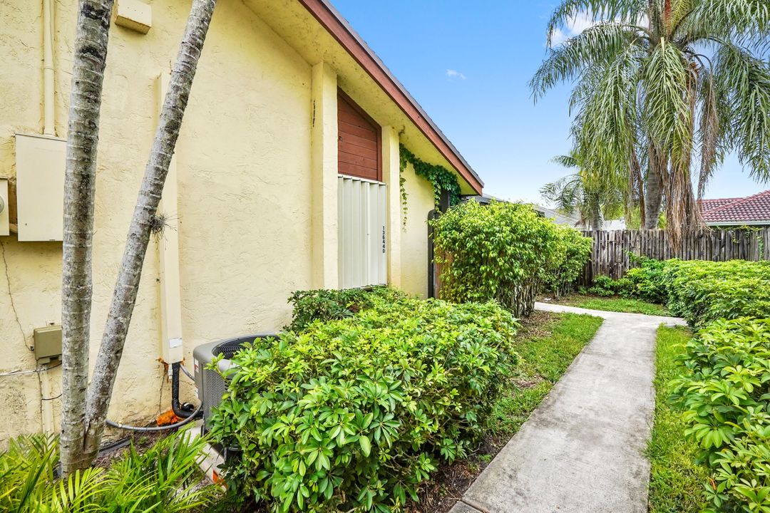 For Sale: $310,000 (2 beds, 2 baths, 1001 Square Feet)