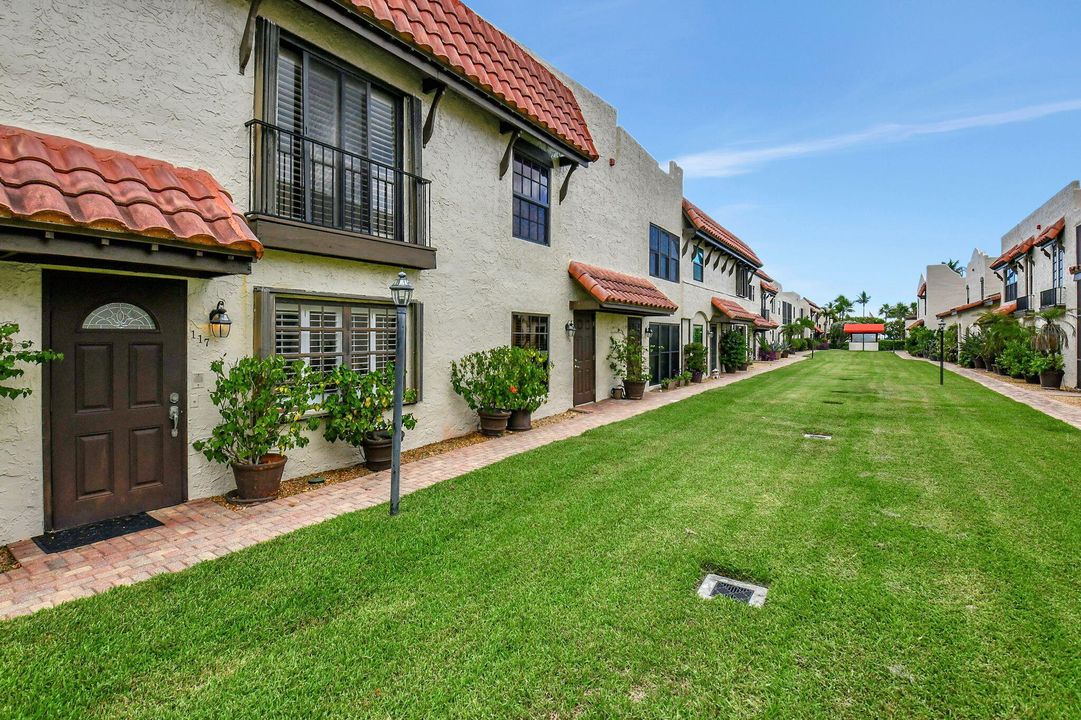 For Sale: $835,000 (2 beds, 2 baths, 1326 Square Feet)