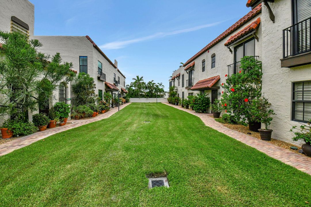 For Sale: $835,000 (2 beds, 2 baths, 1326 Square Feet)