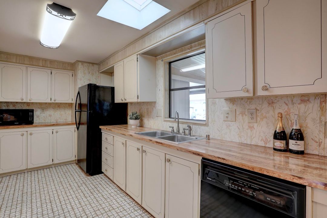 For Sale: $165,000 (2 beds, 2 baths, 1407 Square Feet)