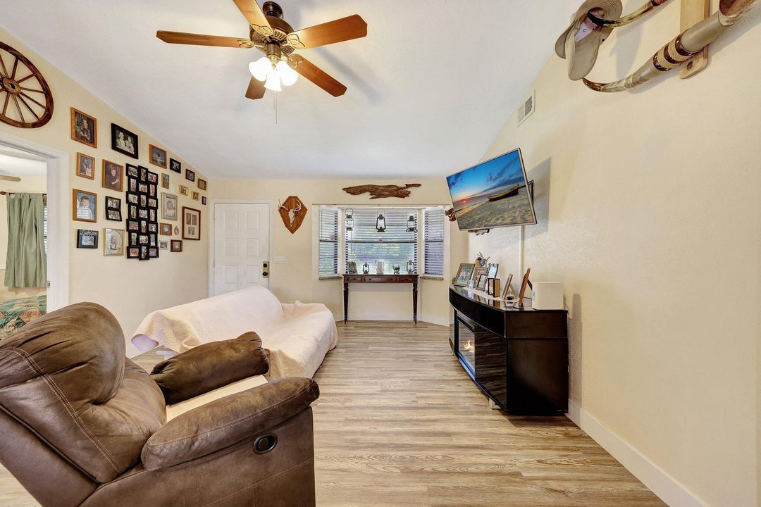For Sale: $325,000 (2 beds, 2 baths, 1240 Square Feet)
