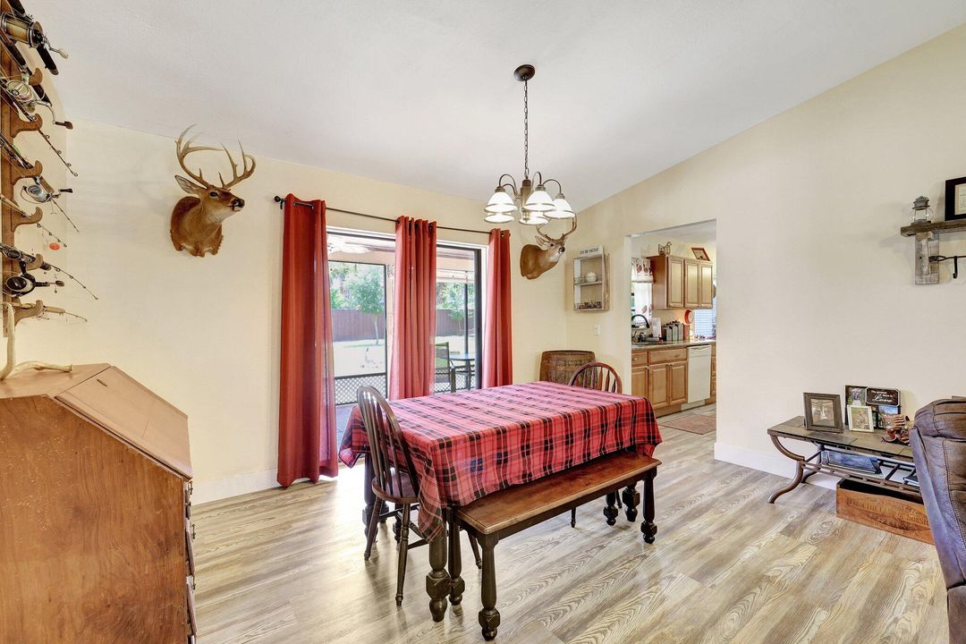 For Sale: $325,000 (2 beds, 2 baths, 1240 Square Feet)