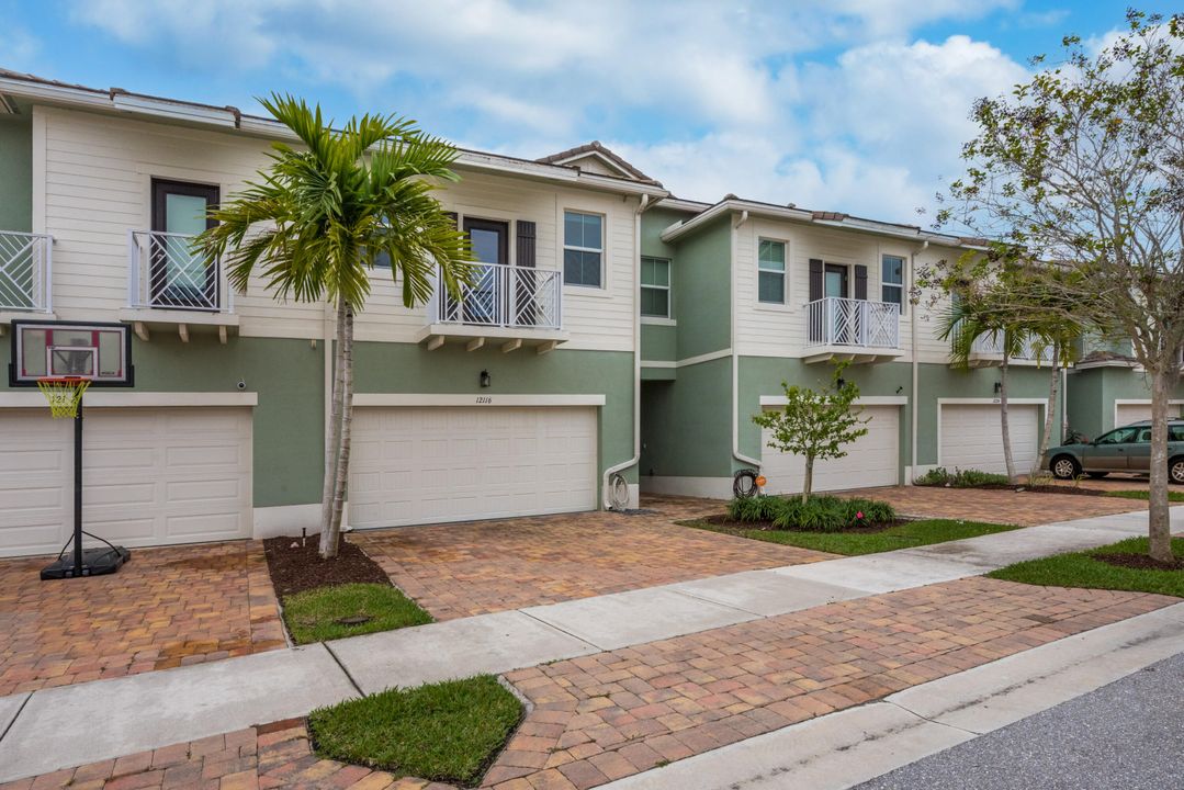 For Sale: $565,000 (3 beds, 2 baths, 2525 Square Feet)