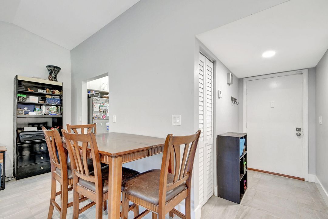 For Sale: $345,000 (2 beds, 2 baths, 1038 Square Feet)