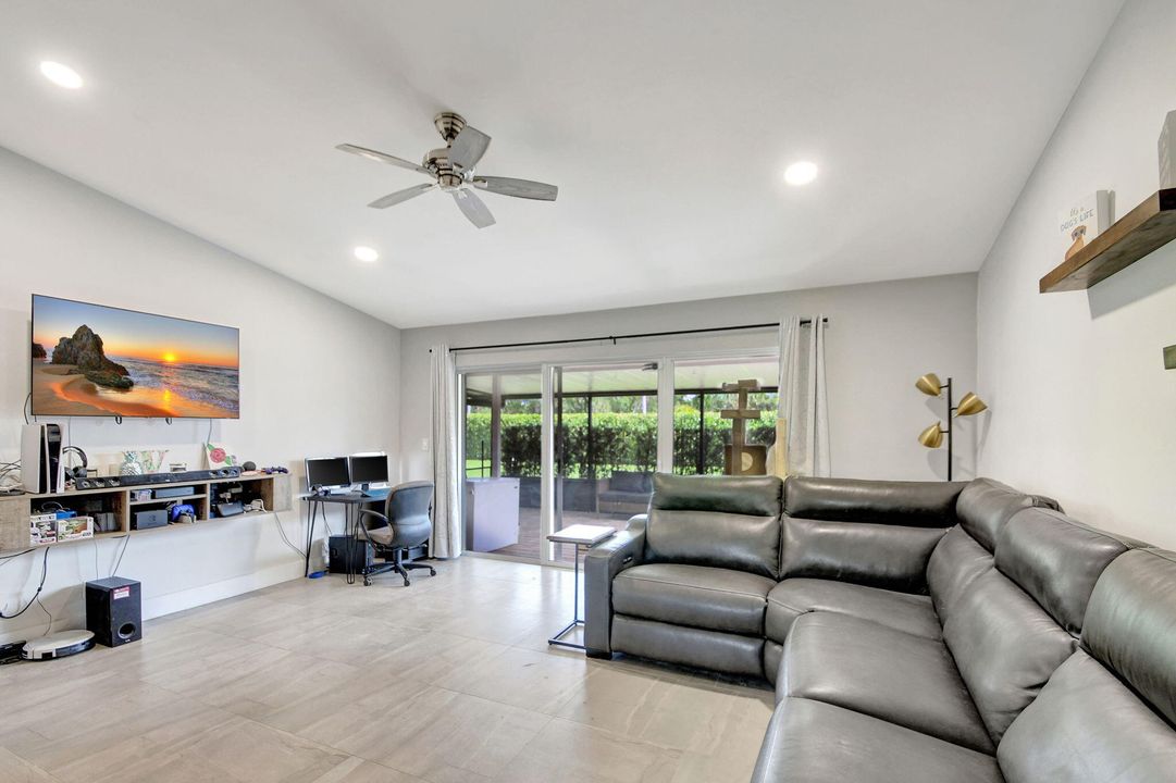For Sale: $345,000 (2 beds, 2 baths, 1038 Square Feet)