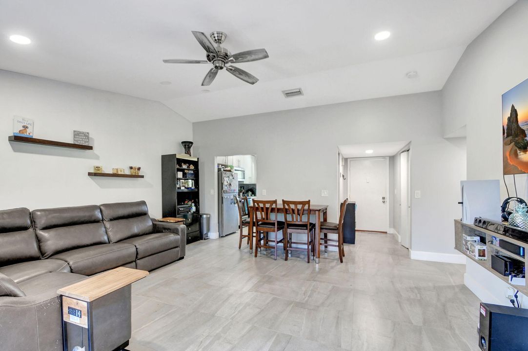 For Sale: $345,000 (2 beds, 2 baths, 1038 Square Feet)