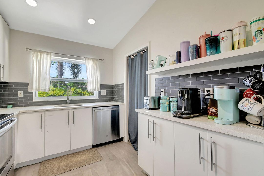 For Sale: $345,000 (2 beds, 2 baths, 1038 Square Feet)