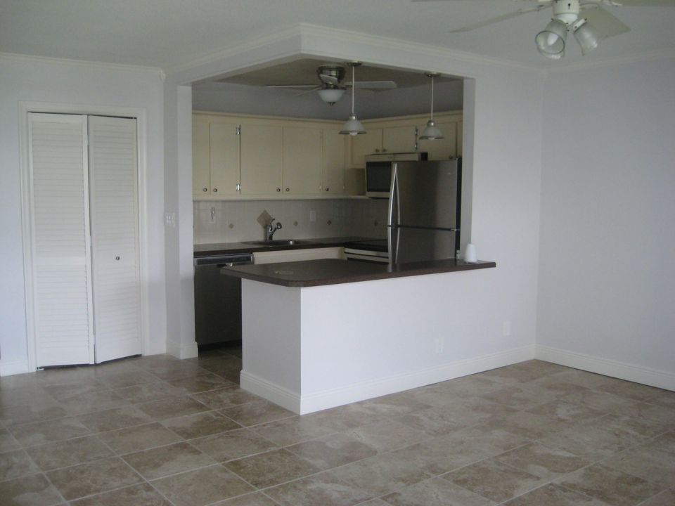 For Sale: $200,000 (1 beds, 1 baths, 705 Square Feet)