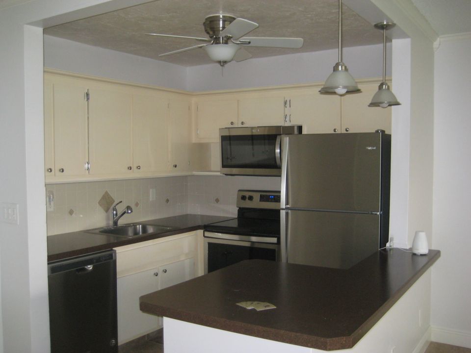 For Sale: $200,000 (1 beds, 1 baths, 705 Square Feet)