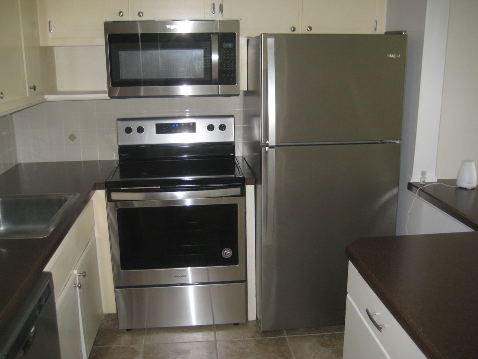 For Sale: $200,000 (1 beds, 1 baths, 705 Square Feet)