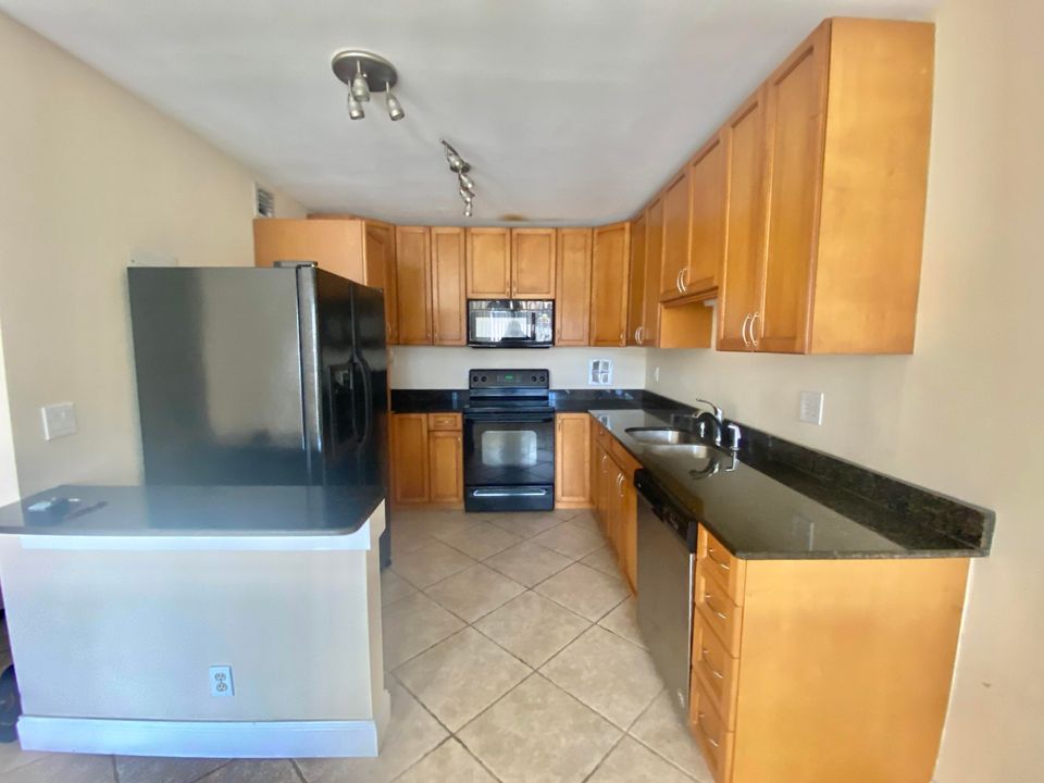 For Rent: $1,400 (1 beds, 1 baths, 740 Square Feet)